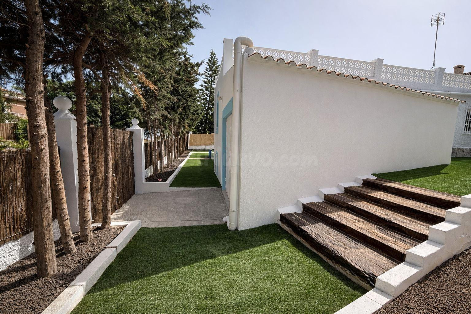 CHALET TOTALMENTE REFORMADO EN " EL CARMOLI" - foto 4