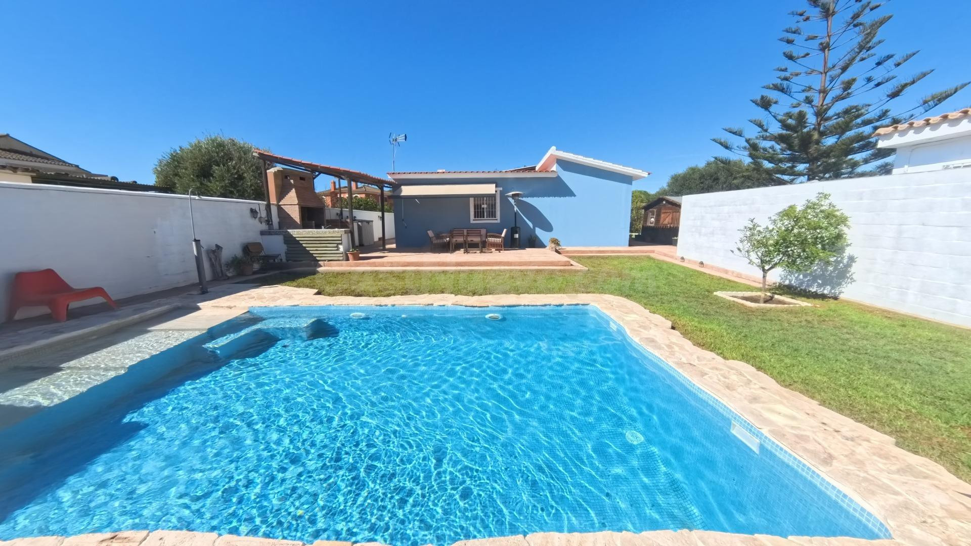Chalet urbano reformado con piscina, apartamento independiente y placas solares en El Puerto de Santa María