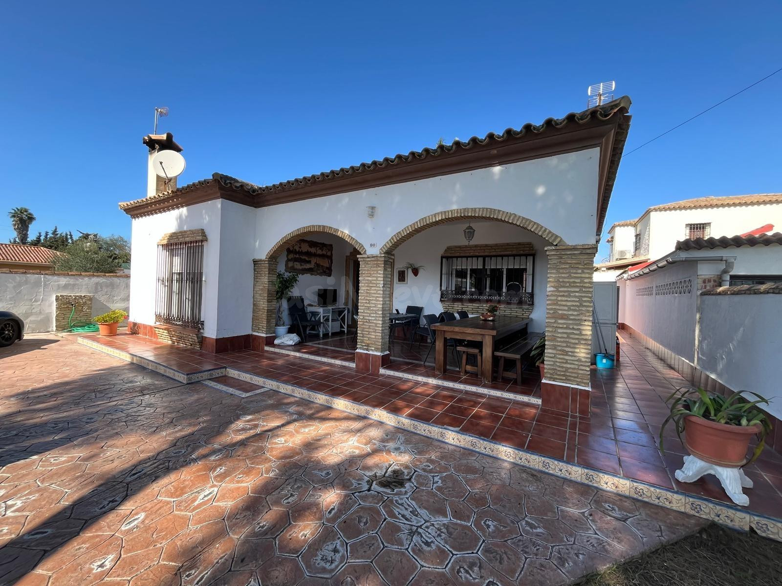 Chalet urbano con porche y parcela privada en LOS GALLOS