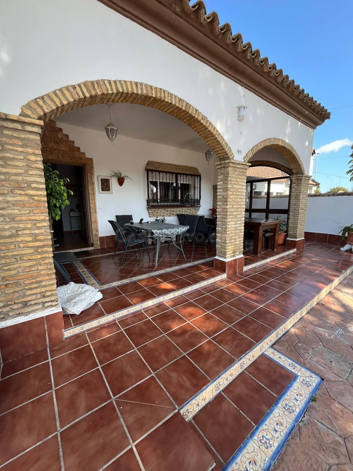 Chalet urbano con porche y parcela privada en LOS GALLOS - foto 3