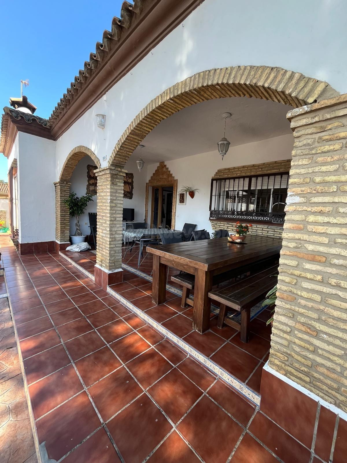 Chalet urbano con porche y parcela privada en LOS GALLOS - foto 4