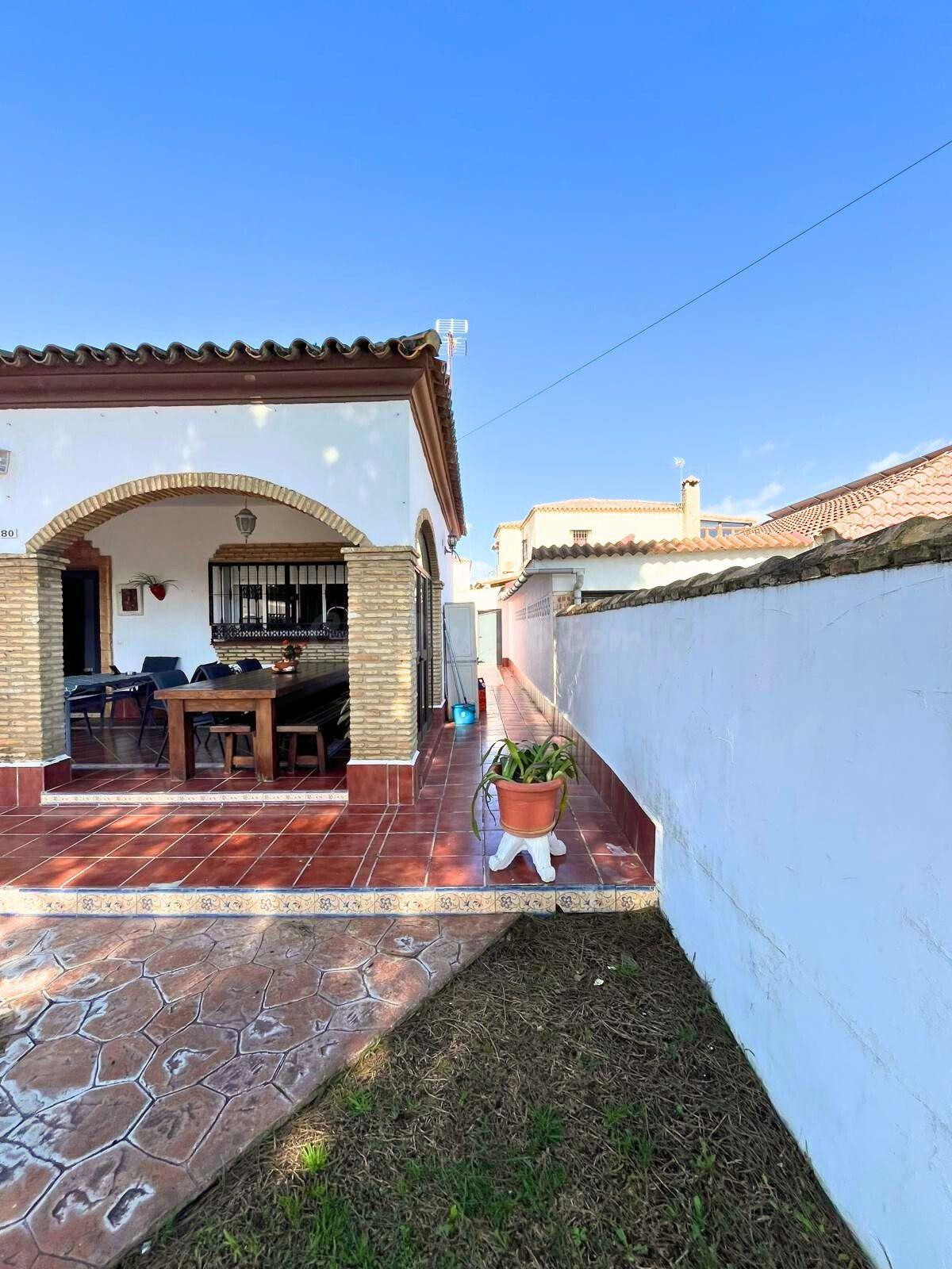 Chalet urbano con porche y parcela privada en LOS GALLOS - foto 5