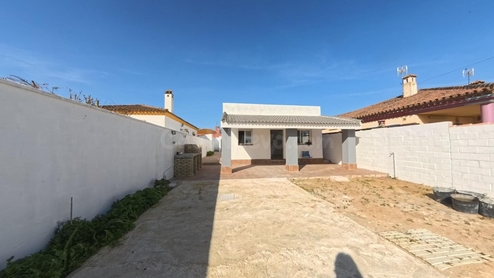 CHALET NO HIPOTECABLE EN PAGO DEL HUMO – CHICLANA | 4 DORMITORIOS Y PARCELA DE 400 M2