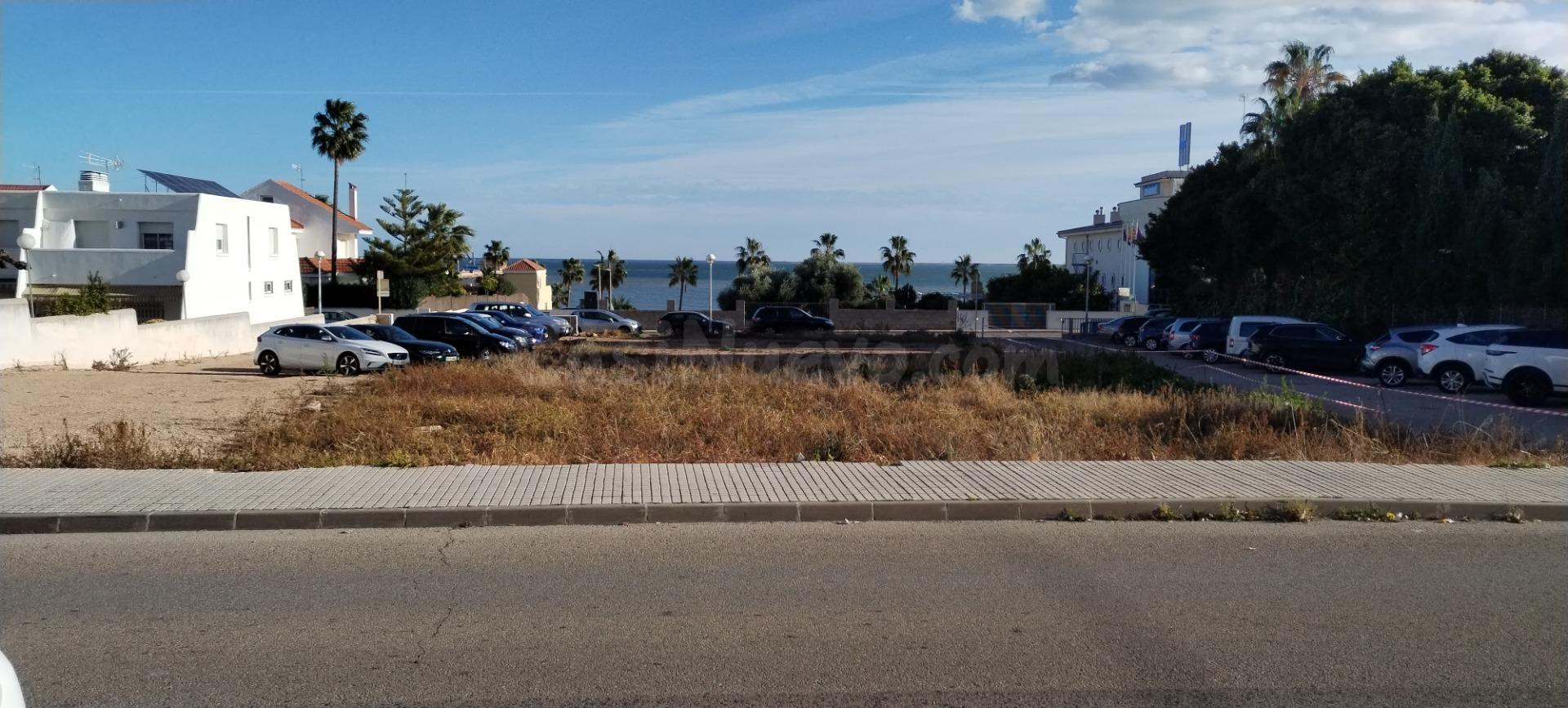 Venta de solares urbanos de 500 m2 en segunda linea de mar - foto 2