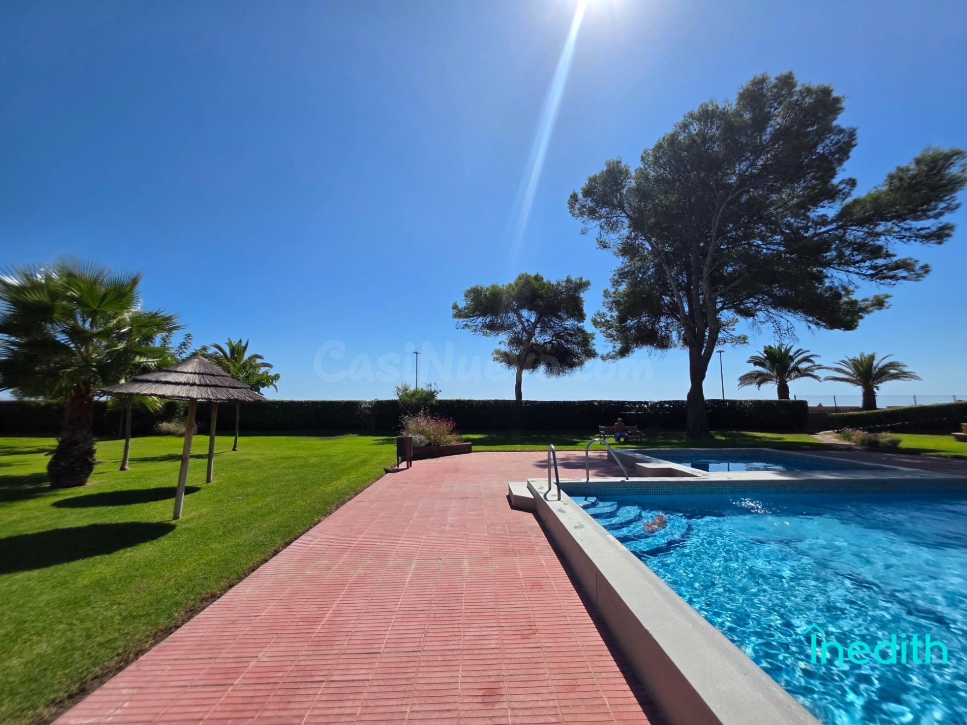 Bonita planta baja con acceso directo al mar y piscina comun - foto 4