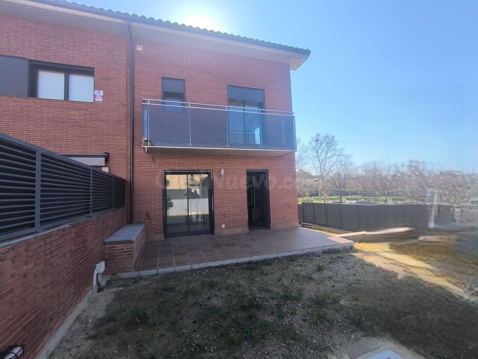 CASA OBRA NUEVA A TRES VIENTOS CON JARDIN Y 2 TERRAZAS.