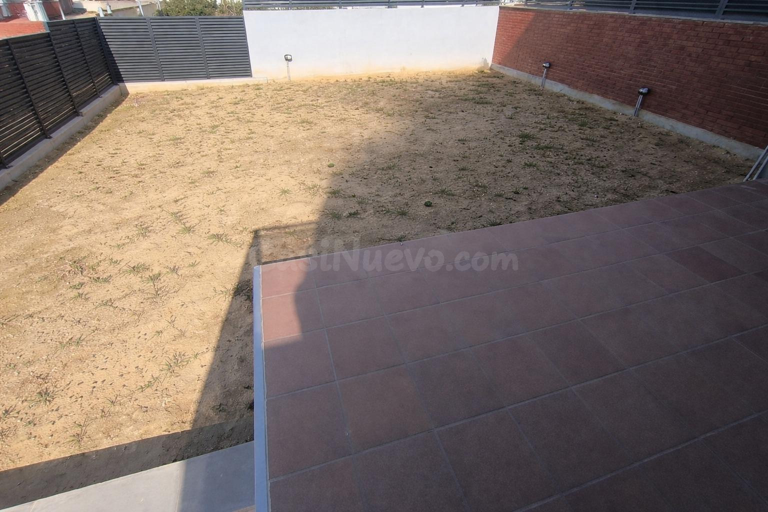CASA OBRA NUEVA A TRES VIENTOS CON JARDIN Y 2 TERRAZAS. - foto 2