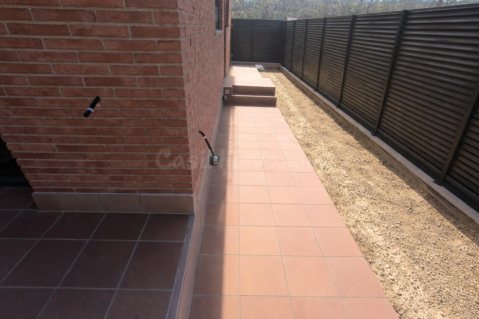 CASA OBRA NUEVA A TRES VIENTOS CON JARDIN Y 2 TERRAZAS. - foto 3