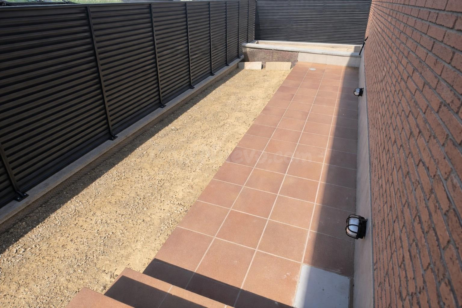 CASA OBRA NUEVA A TRES VIENTOS CON JARDIN Y 2 TERRAZAS. - foto 4