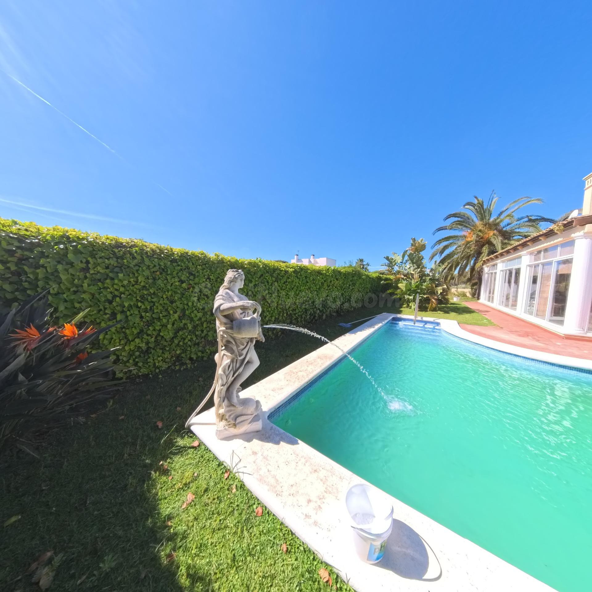 Chalet con piscina en Novo Sancti Petri - foto 3