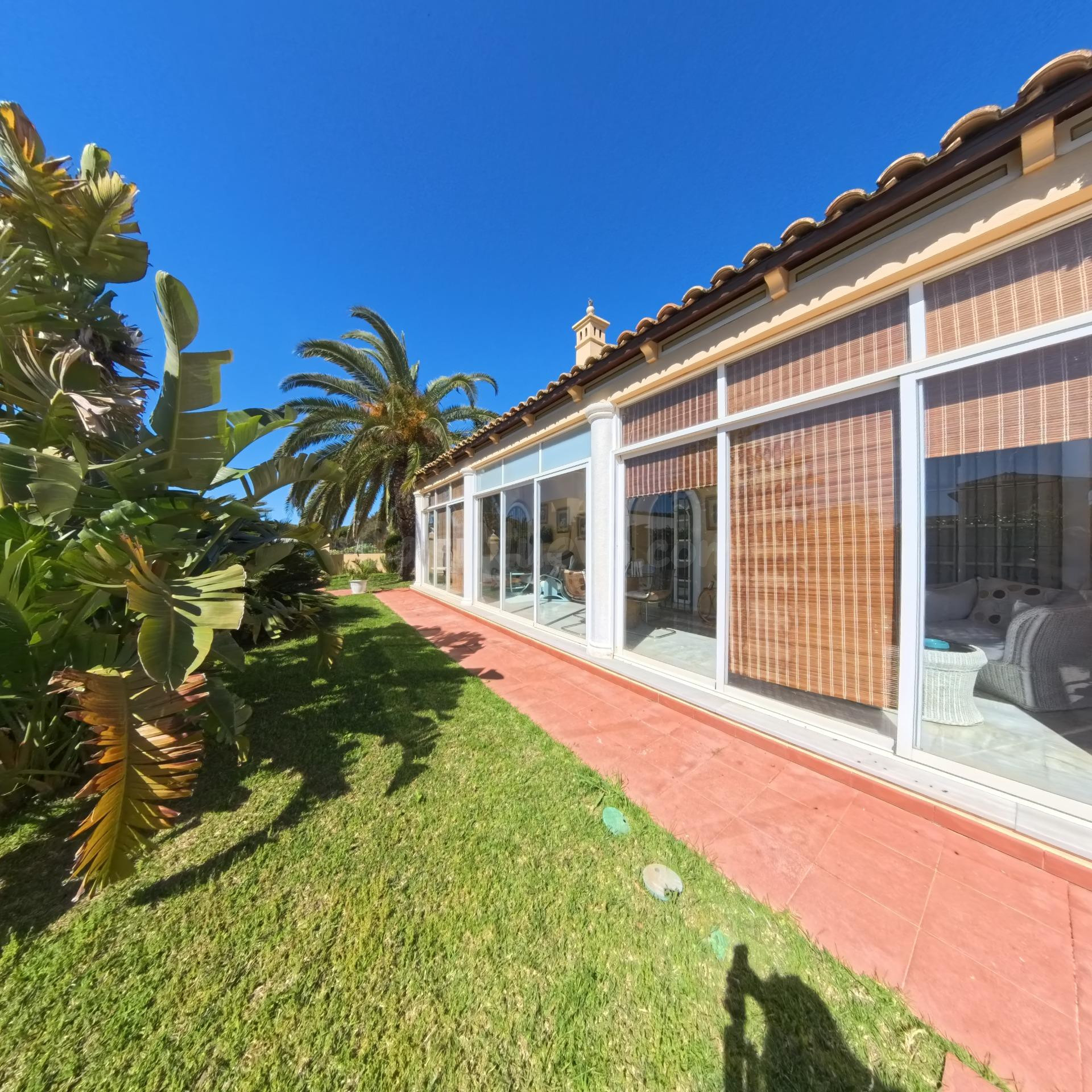 Chalet con piscina en Novo Sancti Petri - foto 4