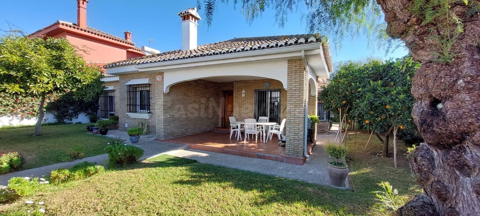 Descubre este fantástico chalet pareado en Soto de Vistahermosa, una de las zonas más exclusivas de El Puerto de Santa María.