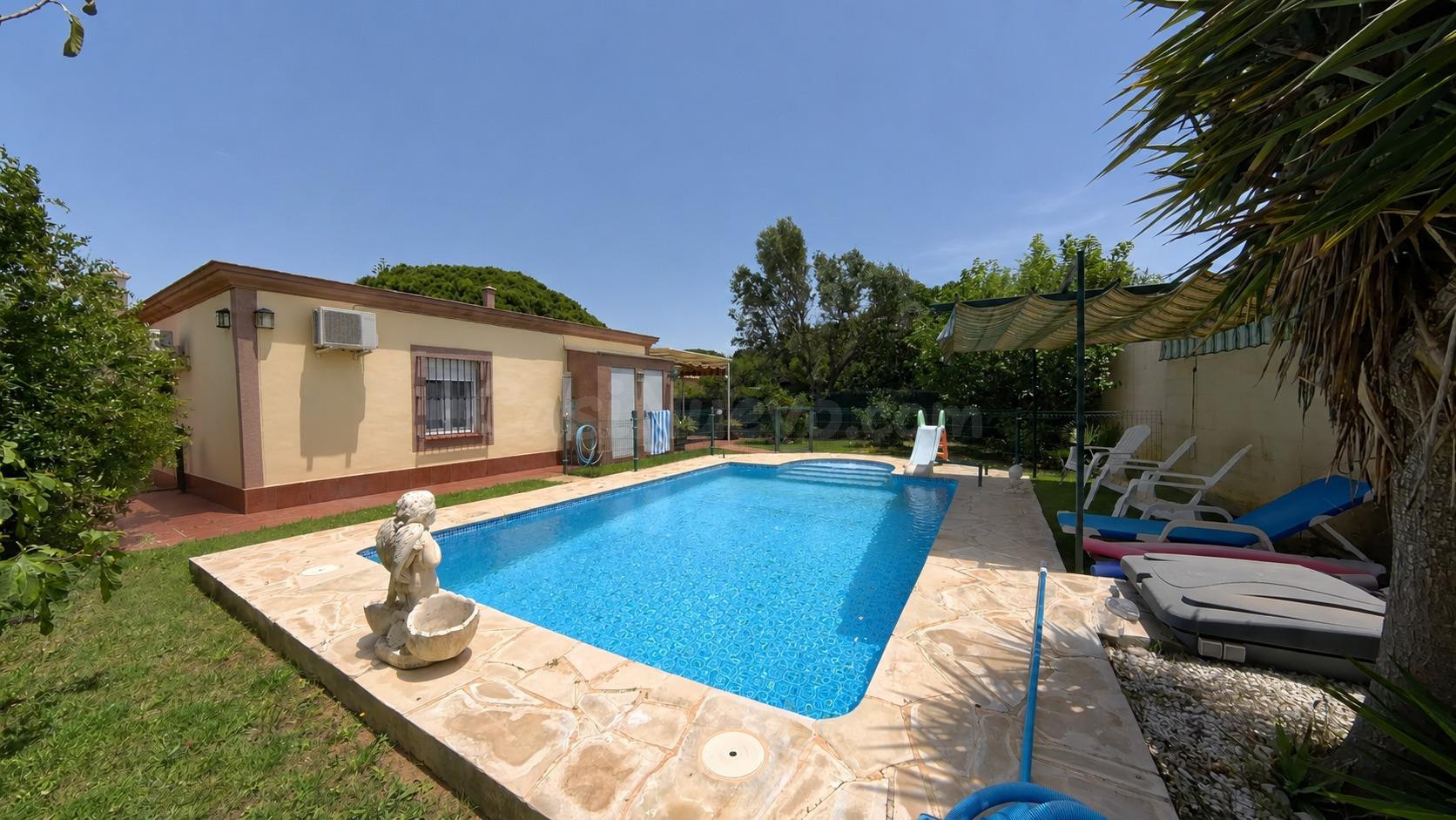 Chalet hipotecable con piscina en el Pinar de los Franceses