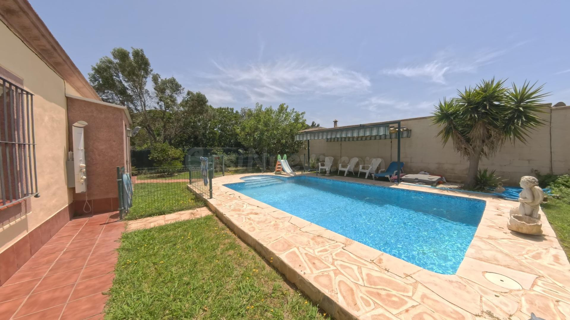 Chalet hipotecable con piscina en el Pinar de los Franceses - foto 2
