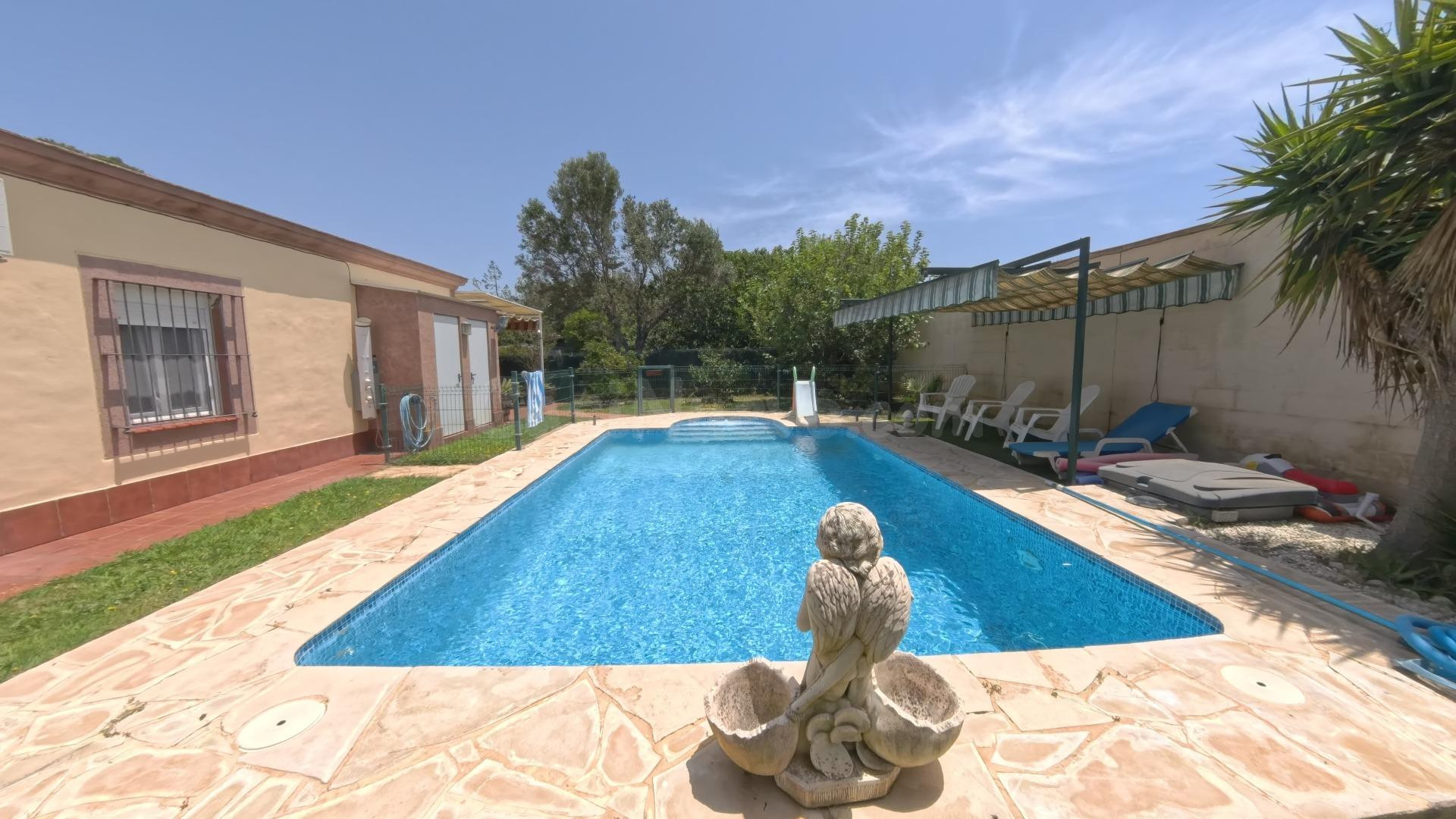 Chalet hipotecable con piscina en el Pinar de los Franceses - foto 3