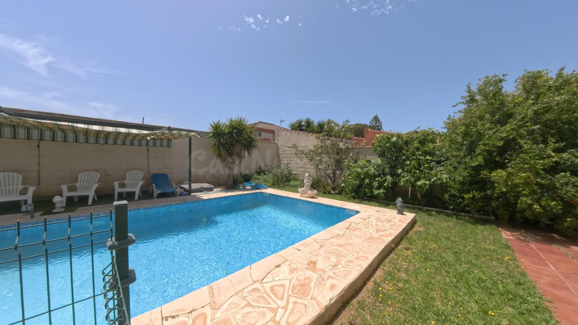Chalet hipotecable con piscina en el Pinar de los Franceses - foto 4