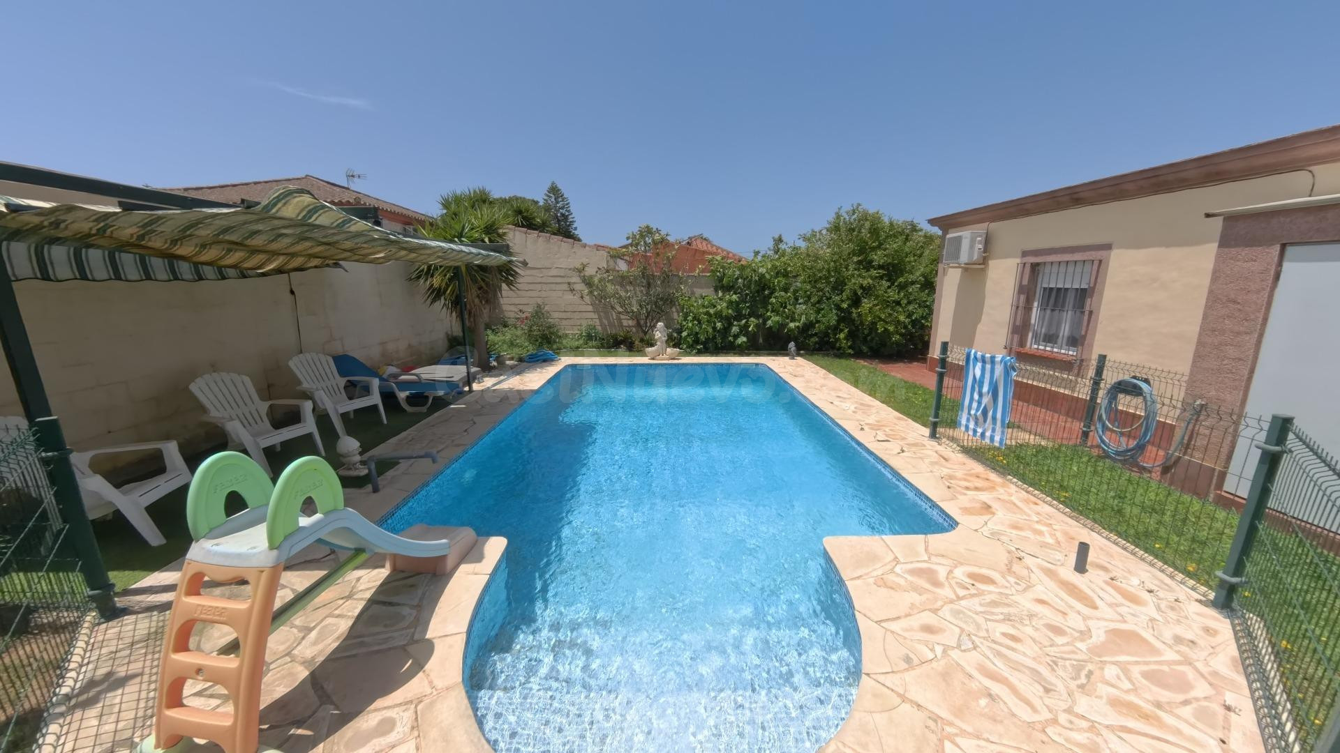 Chalet hipotecable con piscina en el Pinar de los Franceses - foto 5