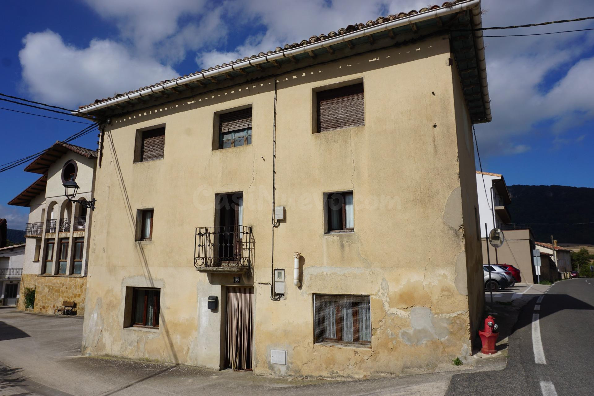 CASA DE PUEBLO PARA REFORMAR CON TERRENO CERCANO EN LARRAONA