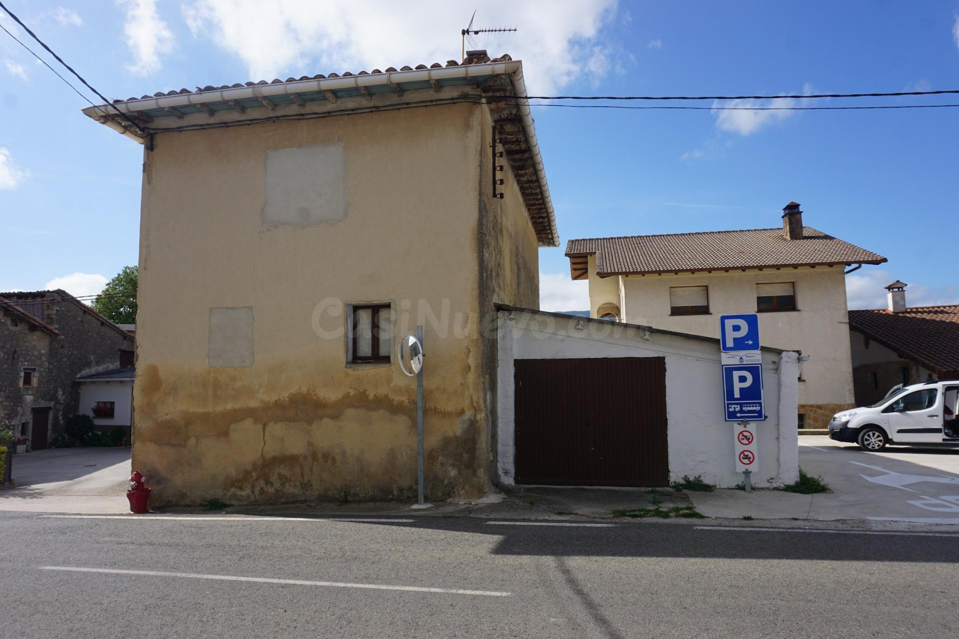 CASA DE PUEBLO PARA REFORMAR CON TERRENO CERCANO EN LARRAONA - foto 2