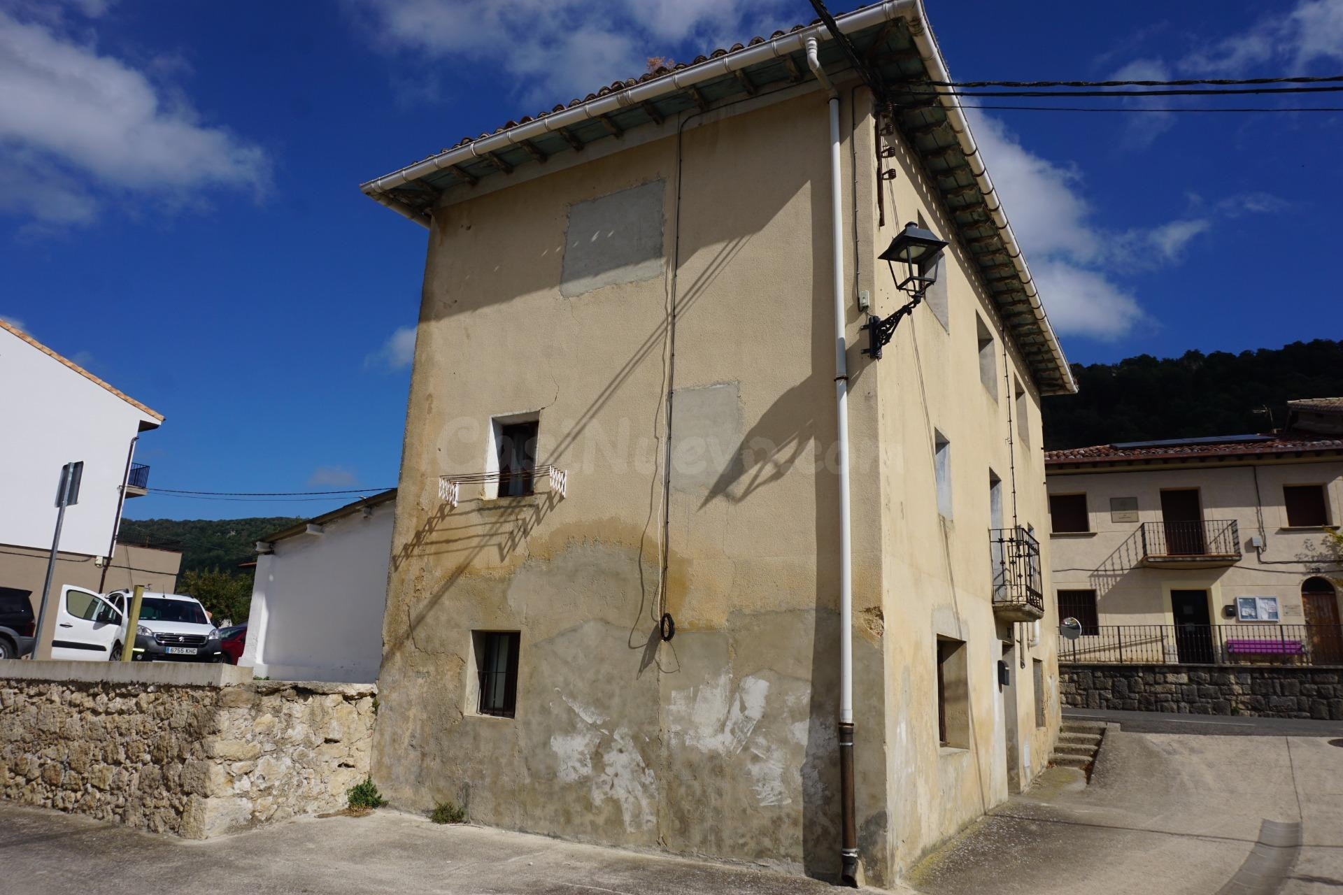 CASA DE PUEBLO PARA REFORMAR CON TERRENO CERCANO EN LARRAONA - foto 3