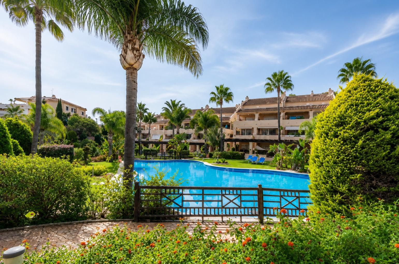 Exclusivo apartamento de lujo con vistas al mar en Marbella - foto 2