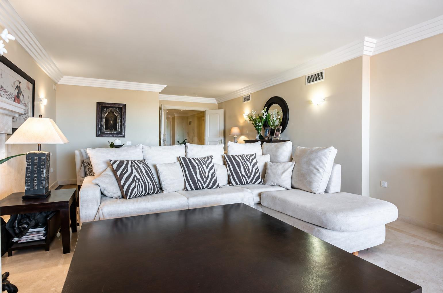 Exclusivo apartamento de lujo con vistas al mar en Marbella - foto 3