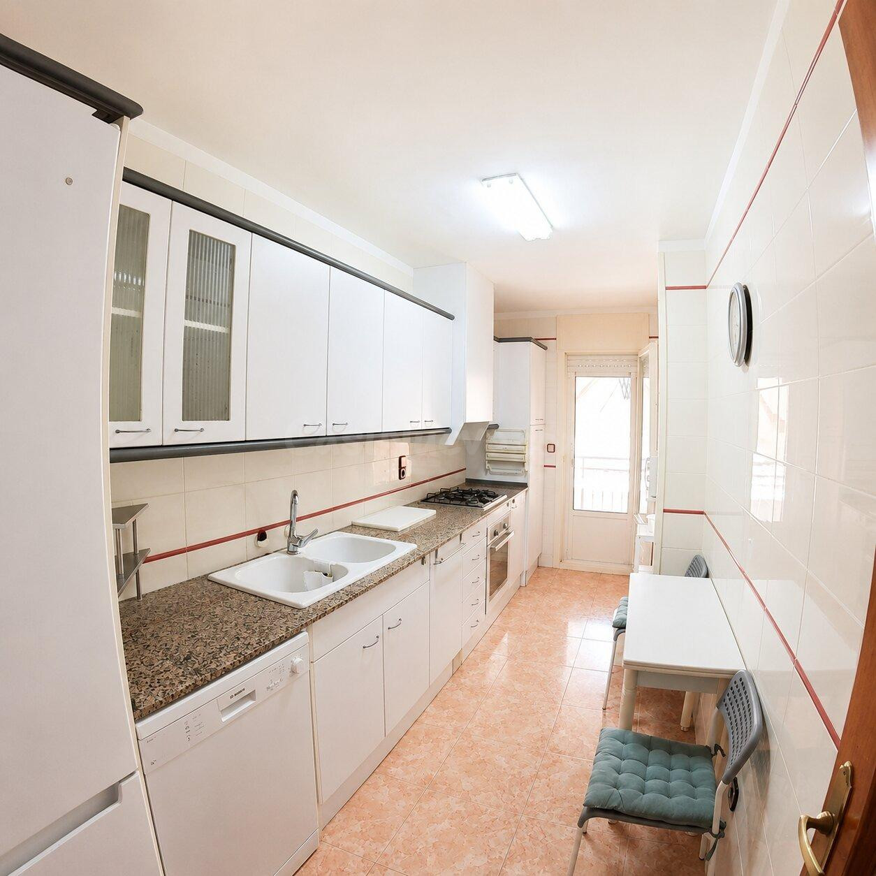 Piso amueblado de 3 habitaciones con dos terrazas y trastero - foto 3