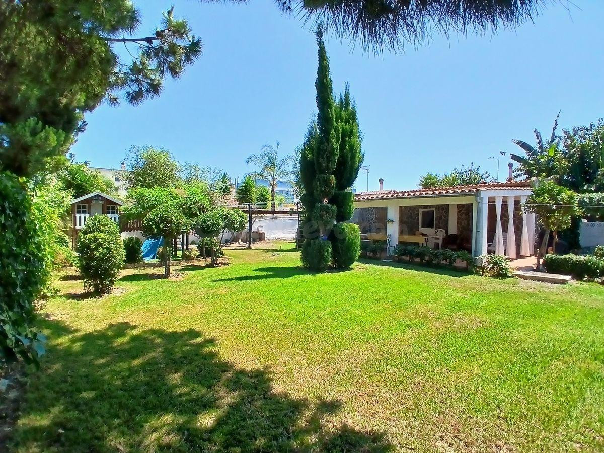 Chalet de 50 m2 con jardín de 350 m2 a solo 150 metros de la
