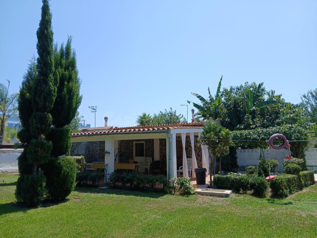 Chalet de 50 m2 con jardín de 350 m2 a solo 150 metros de la - foto 2