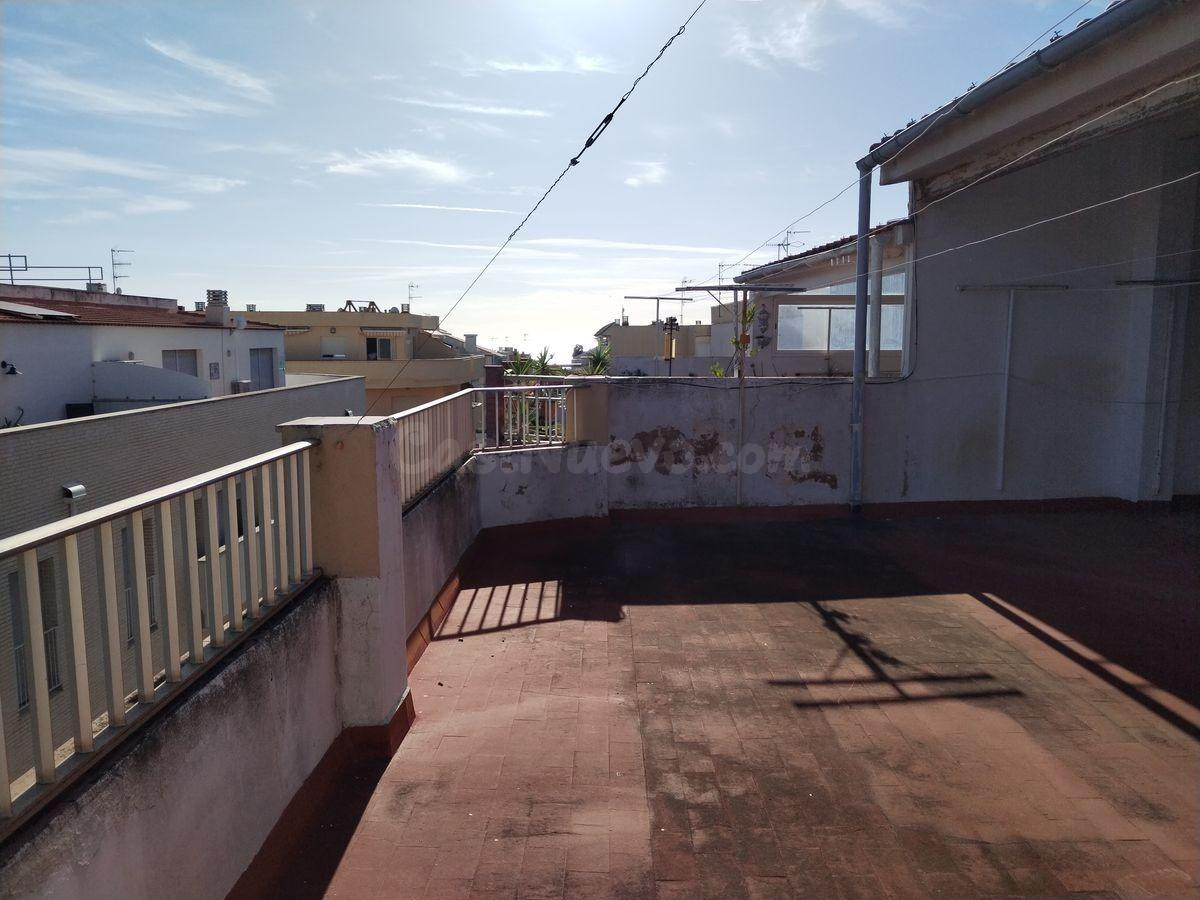 Casa distribuida en almacén, 2 pisos y terraza con vistas al