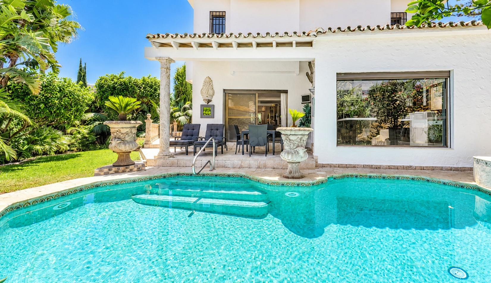 Exclusiva villa pareada con piscina privada en la Milla de Oro de Marbella