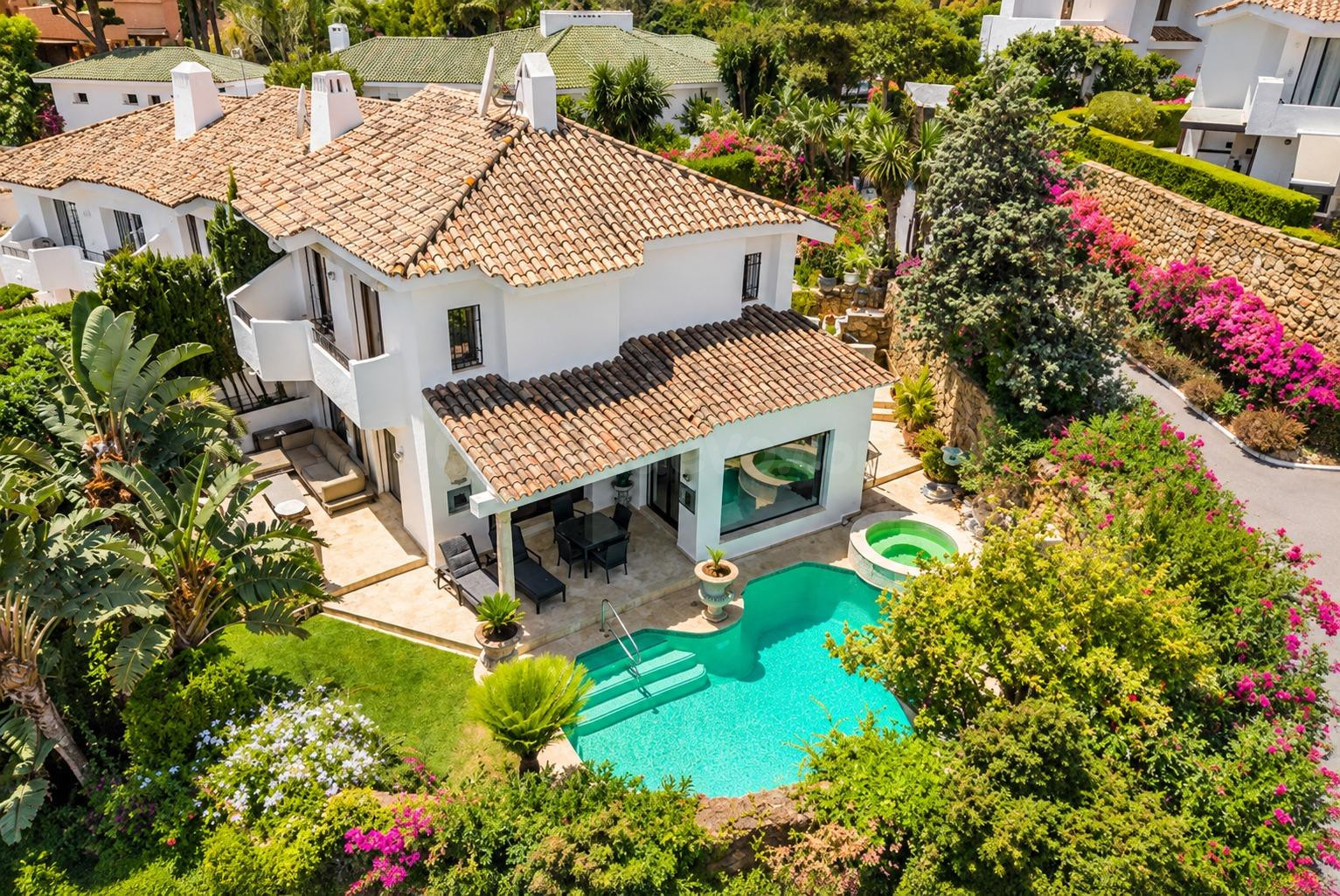 Exclusiva villa pareada con piscina privada en la Milla de O - foto 2