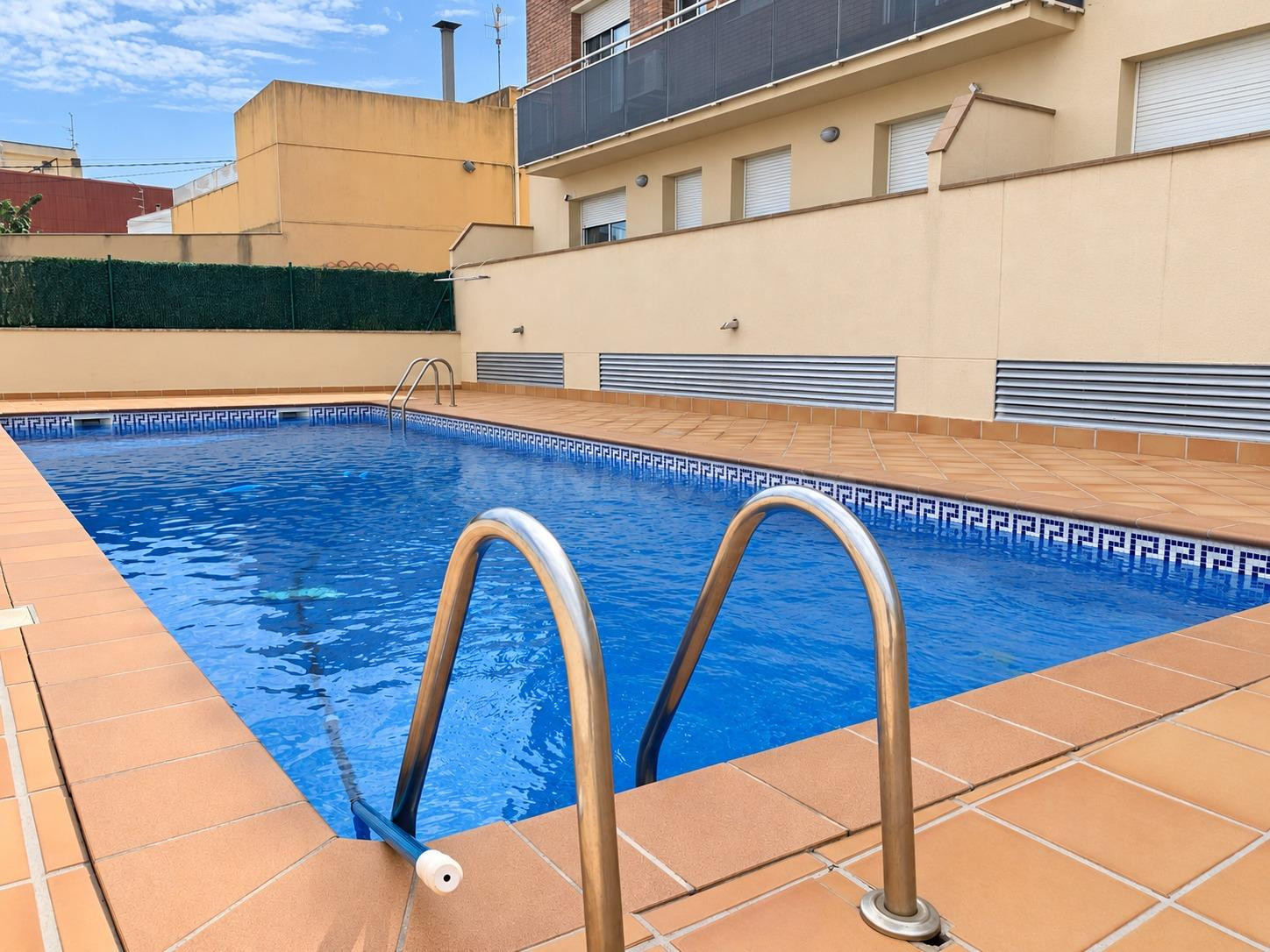 Fantástico piso con piscina y plaza de aparcamiento