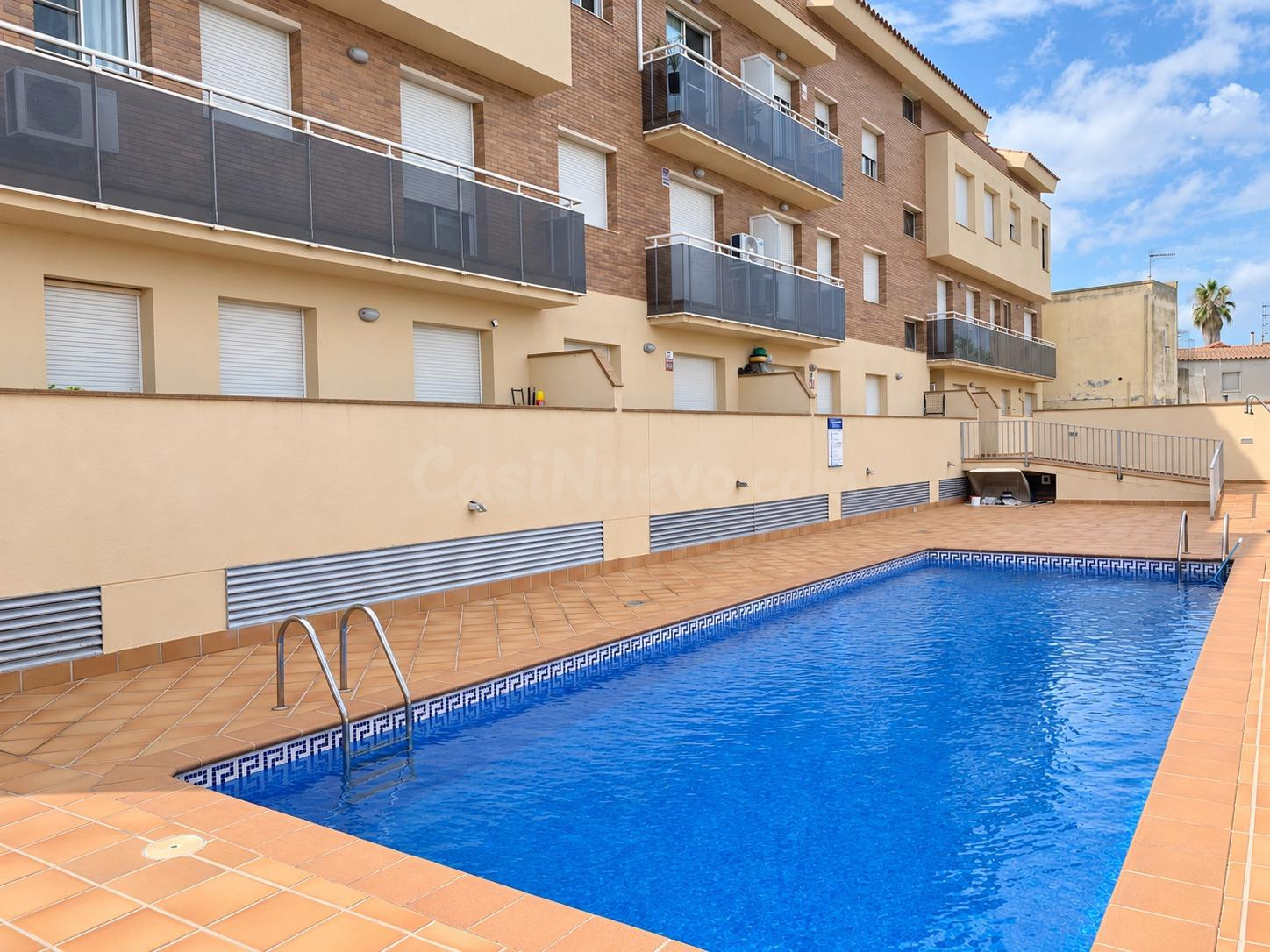 Fantástico piso con piscina y plaza de aparcamiento - foto 2