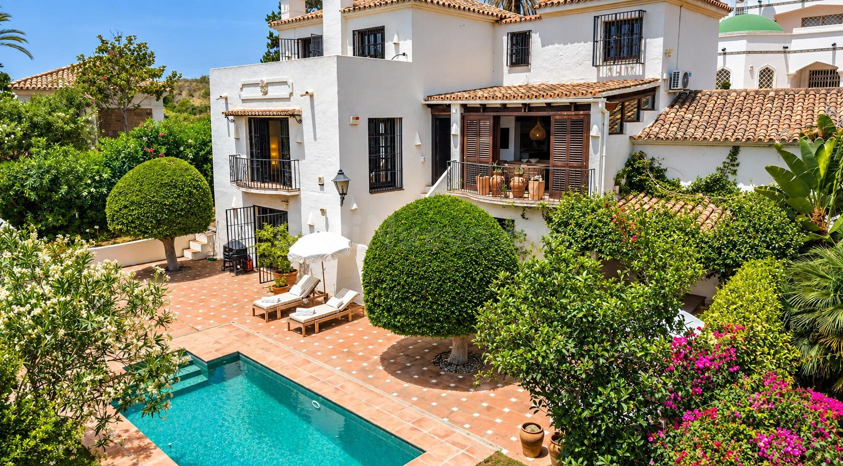 Villa pareada mediterránea con piscina privada en Marbella Hill Club – Milla de Oro