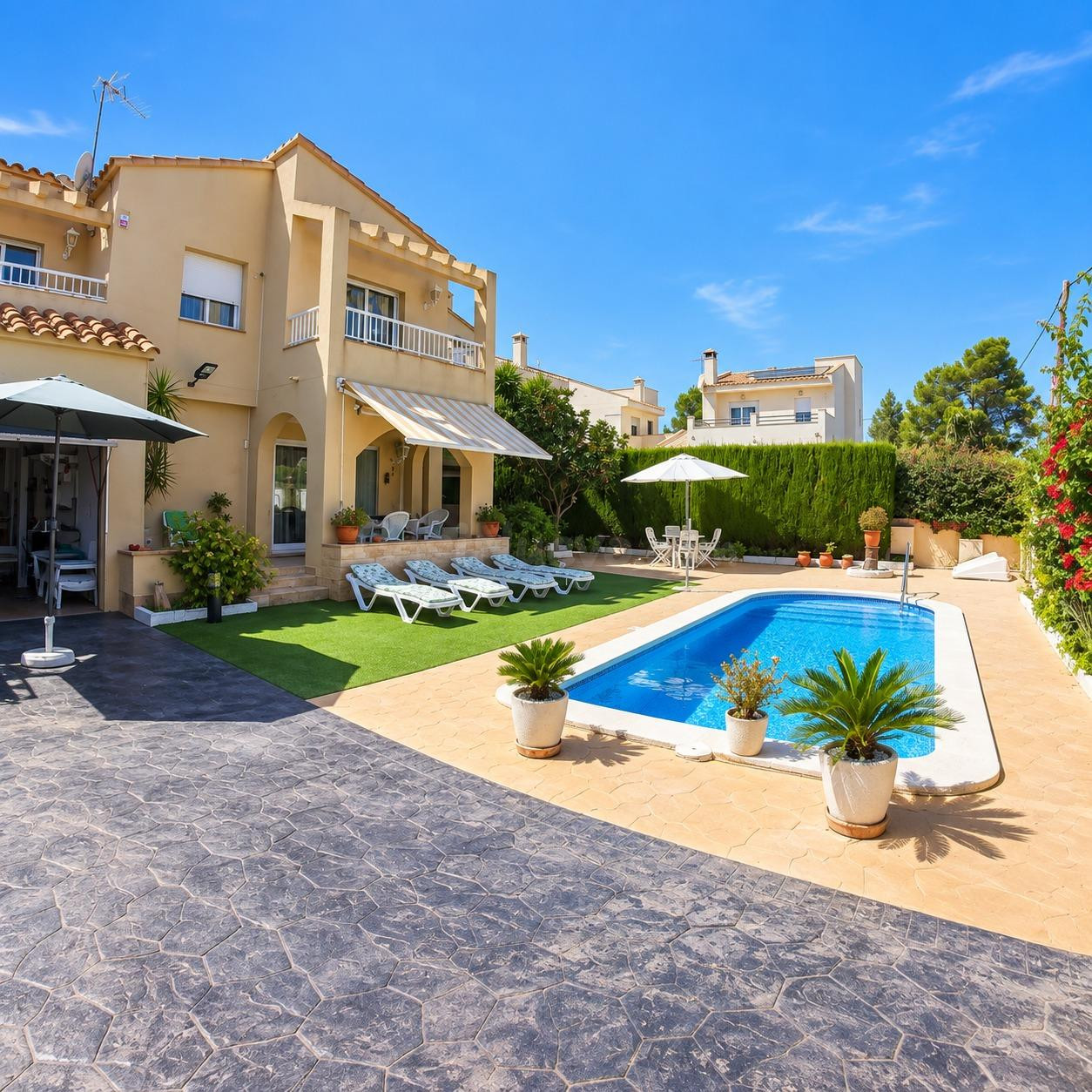 Chalet con piscina y amplias terrazas en Tres Calas – L’Amet