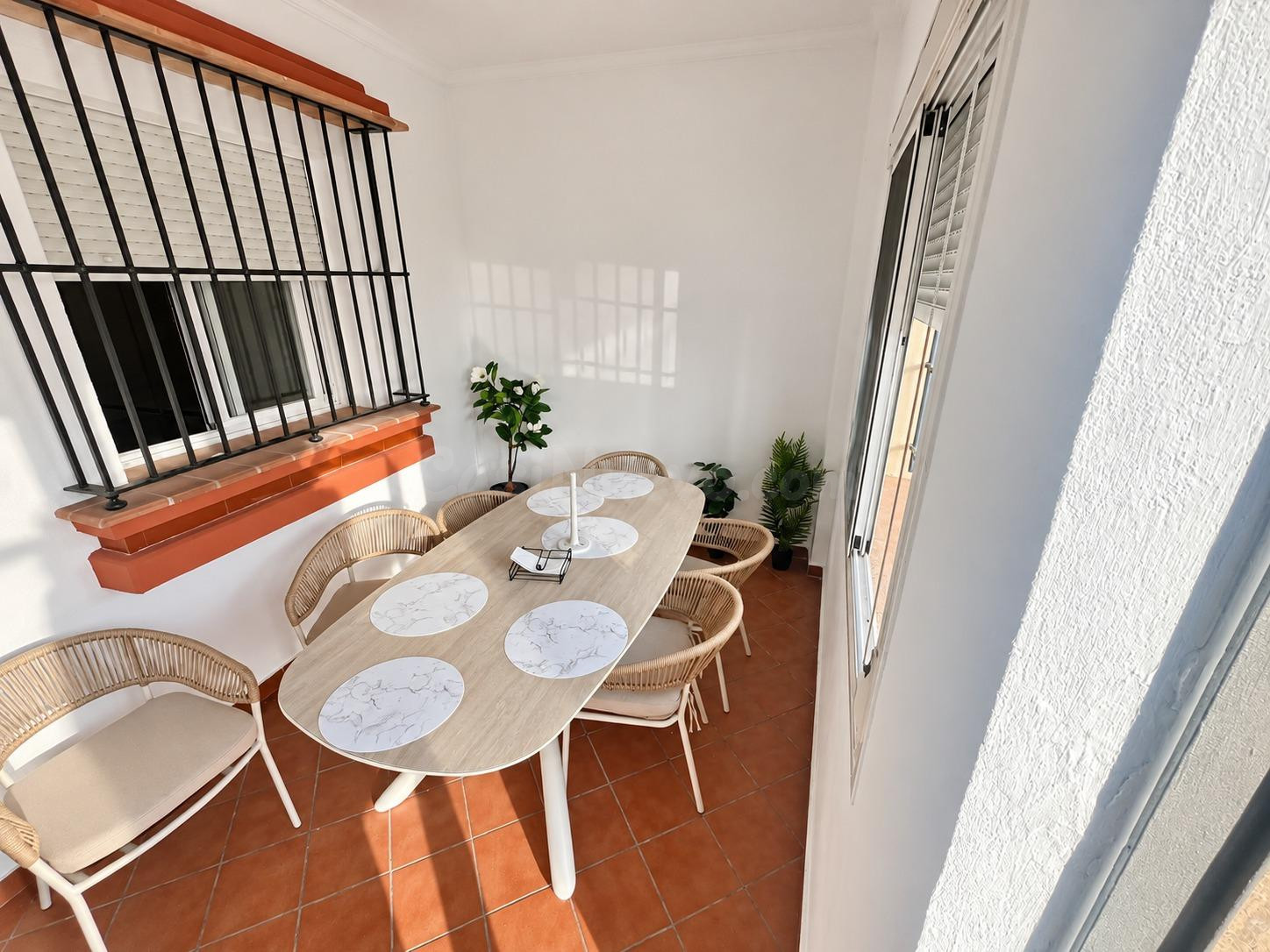 Pareada con dos patios y azotea con gran potencial en Las Ca - foto 2