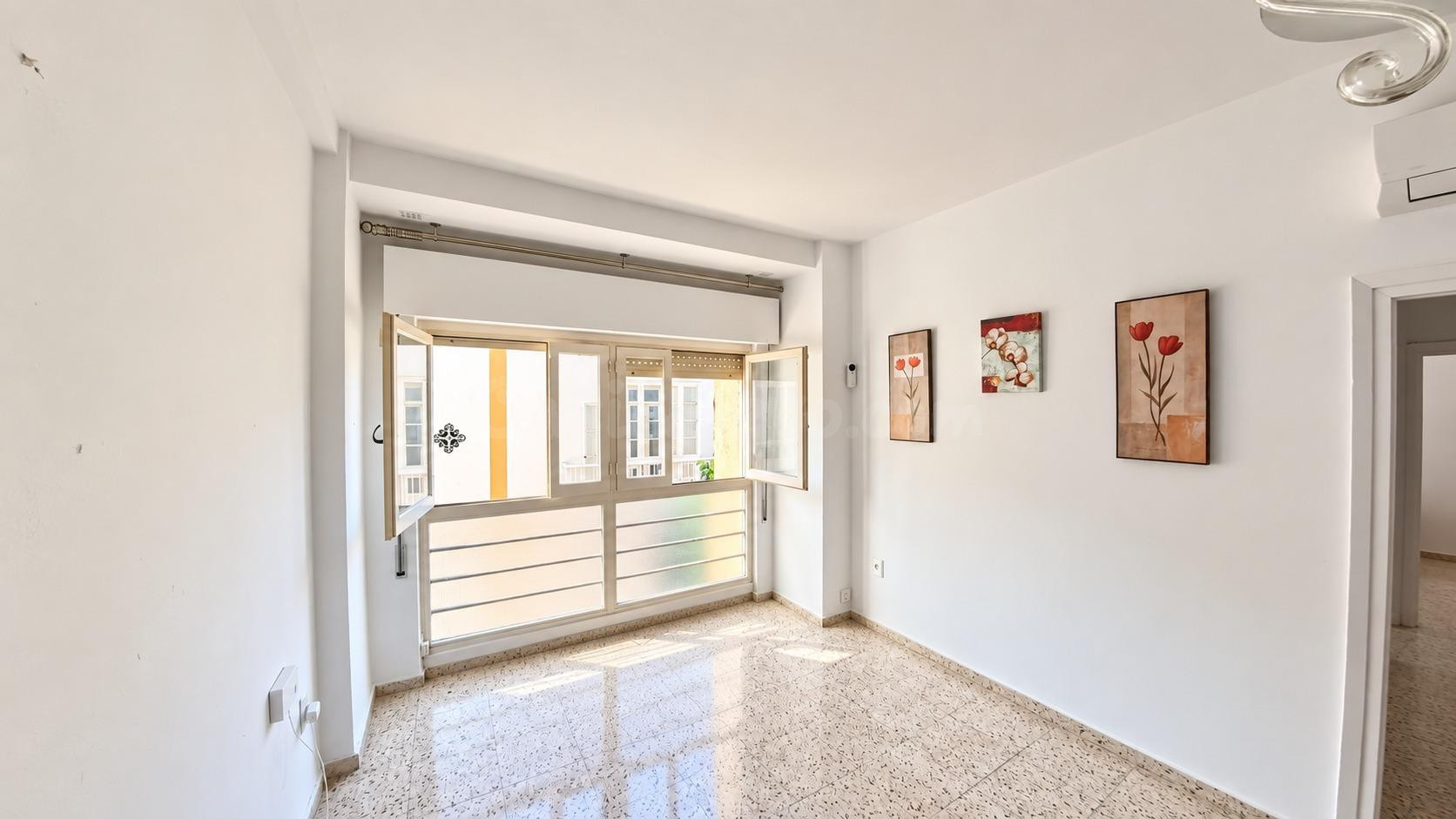 Amplitud, luz y garaje en pleno centro: una vivienda con gra - foto 2