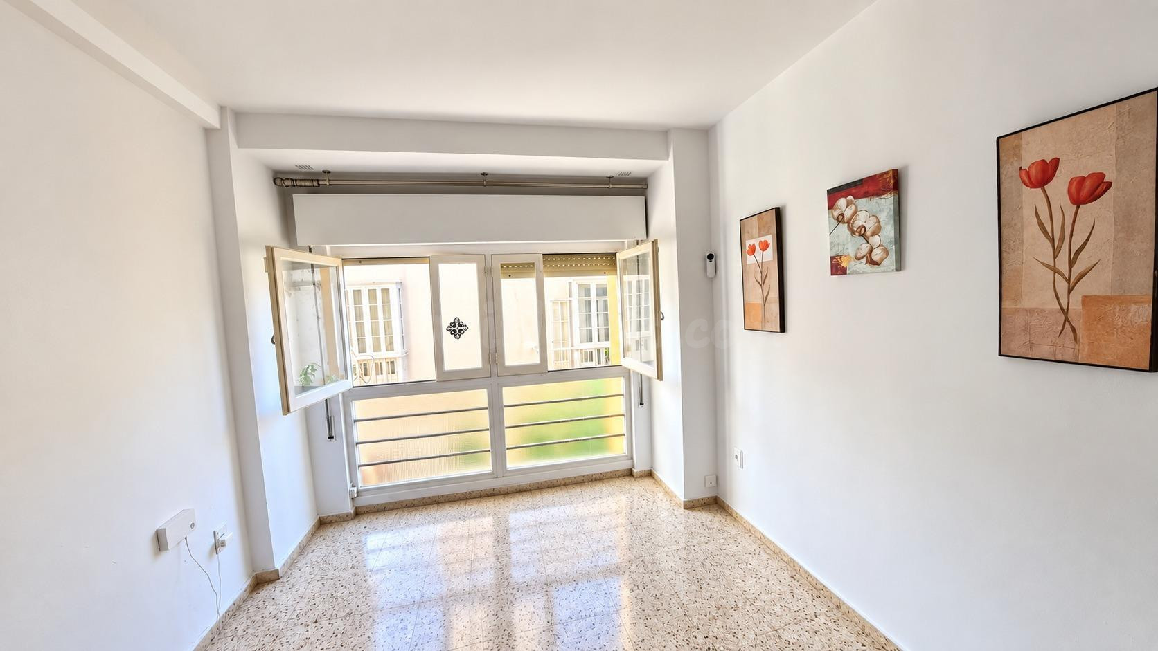 Amplitud, luz y garaje en pleno centro: una vivienda con gra - foto 3