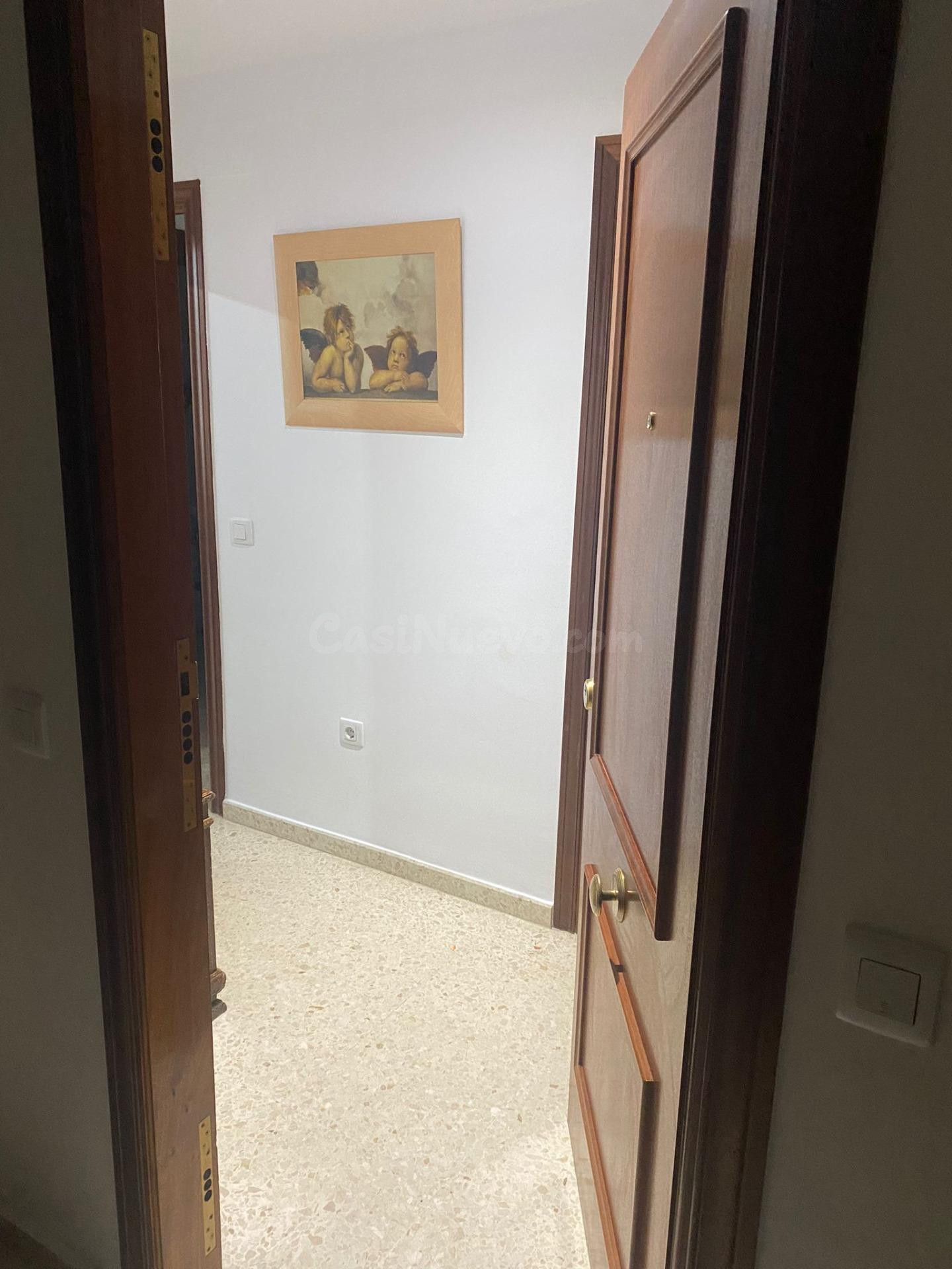 ALQUILER DE TEMPORADA EN PLENO CENTRO DE SANLÚCAR, CON PLAZA - foto 4