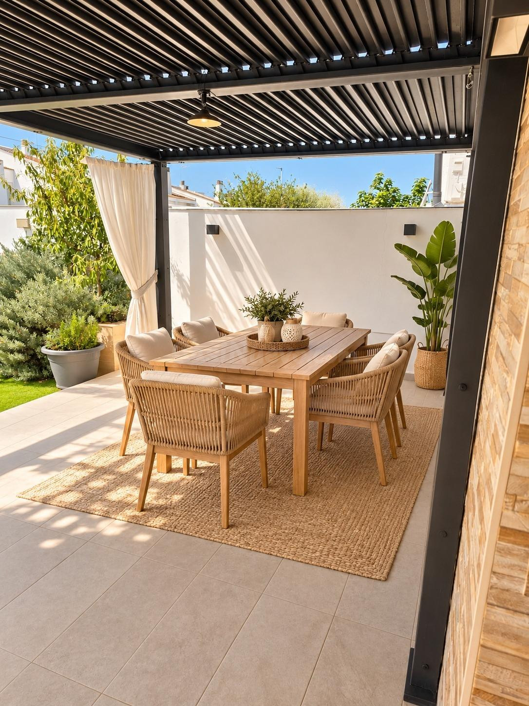 VIVIENDA URBANA. AMPLIO PAREADO DE 4 DORMITORIOS CON PARCELA - foto 2