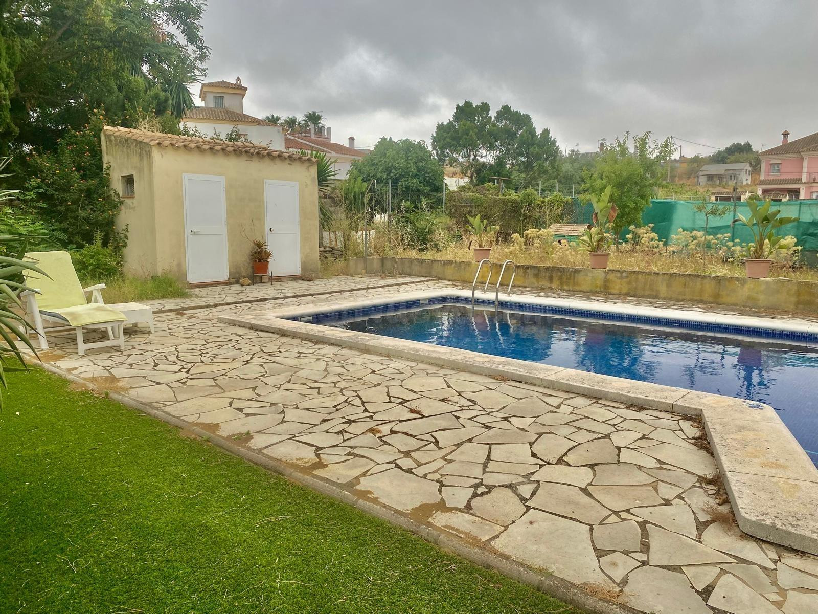 CHALET JUNTO LA ZONA CENTRO CON PISCINA
