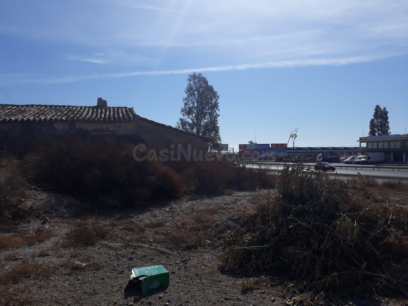 TERRENO EN LA ENTRADA DE ÁGUILAS - foto 2