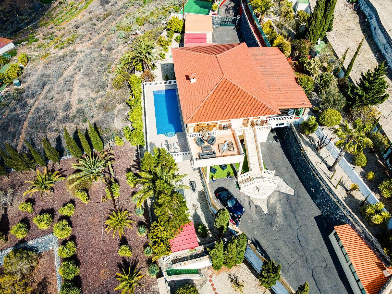OPORTUNIDAD! GRAN CHALET FAMILIAR CON MUCHAS POSIBILIDADES E