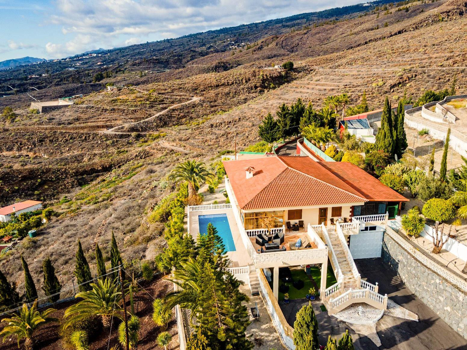 OPORTUNIDAD! GRAN CHALET FAMILIAR CON MUCHAS POSIBILIDADES E - foto 3