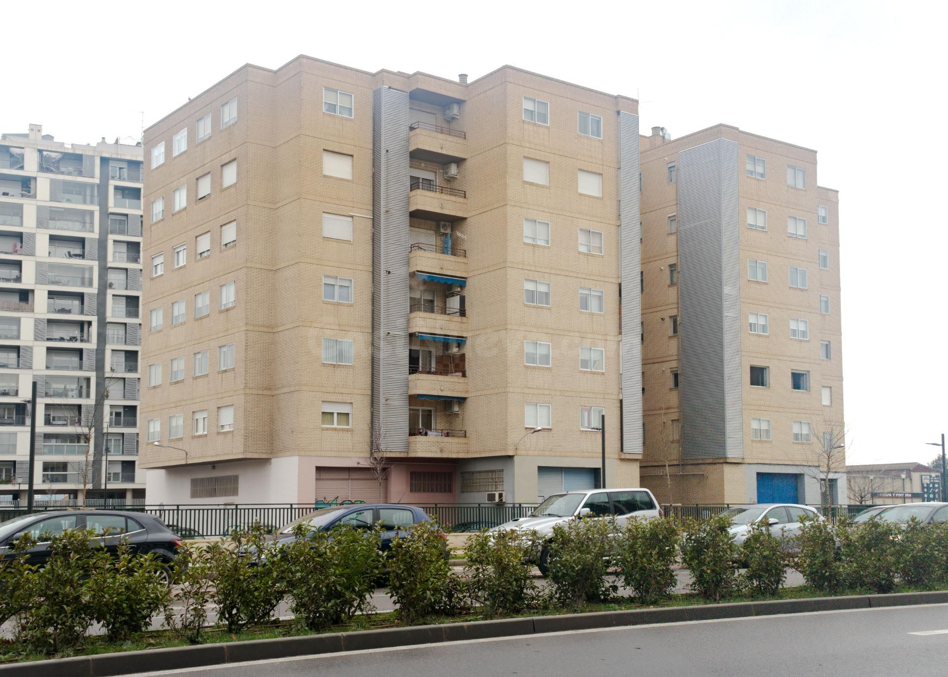 Espacioso hogar familiar con parking y cochera: listo para e