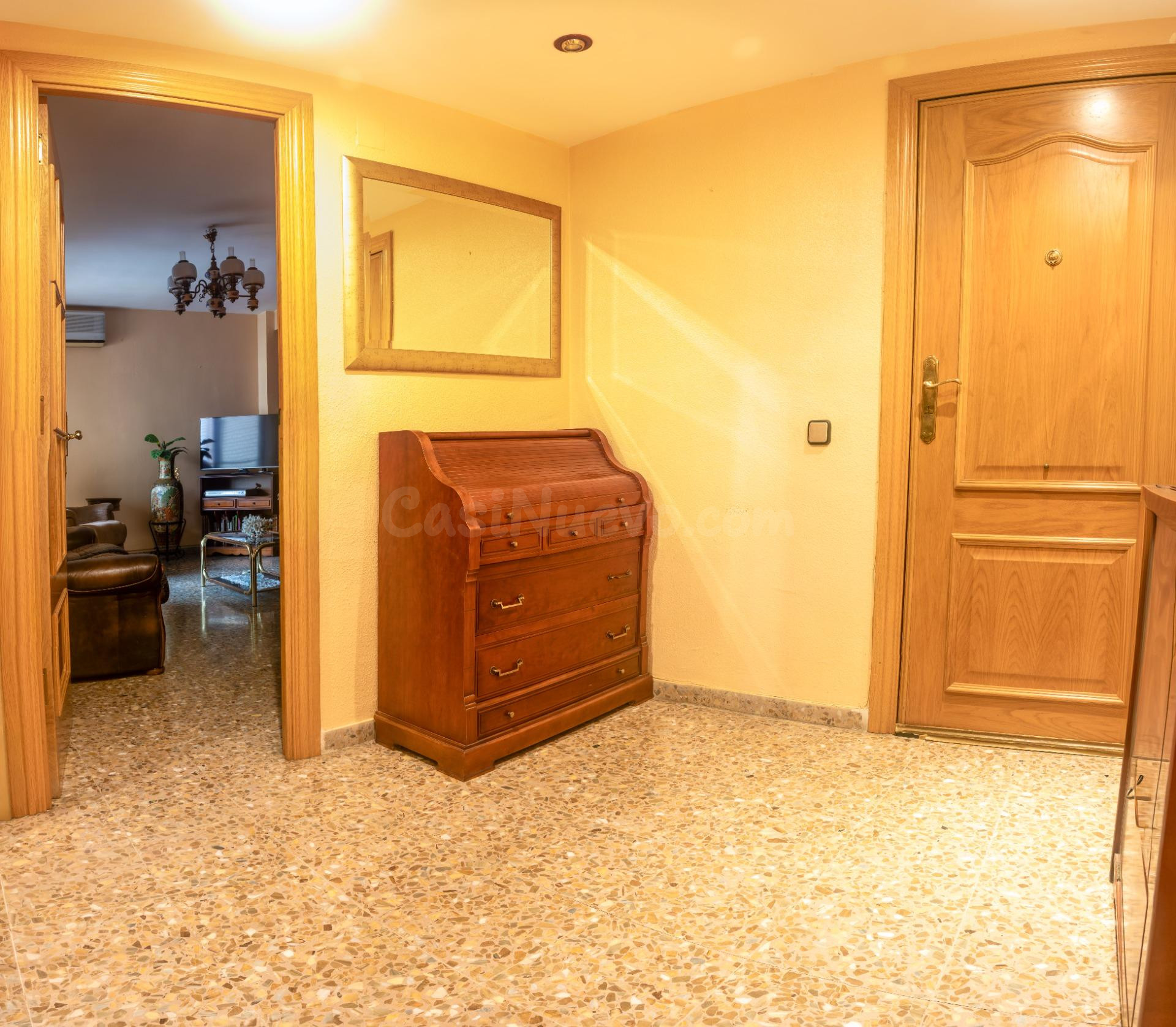 Espacioso hogar familiar con parking y cochera: listo para e - foto 2