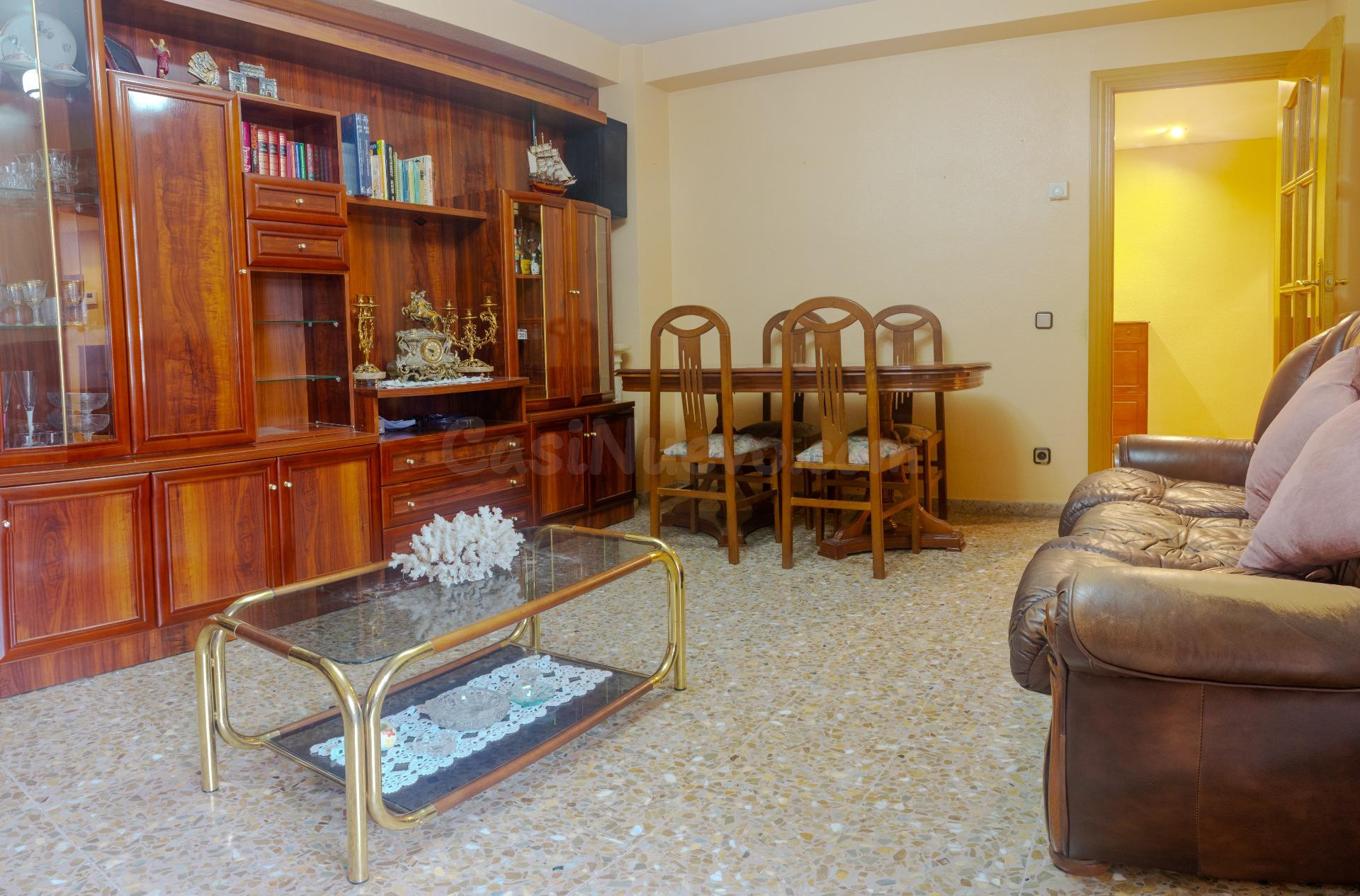 Espacioso hogar familiar con parking y cochera: listo para e - foto 3