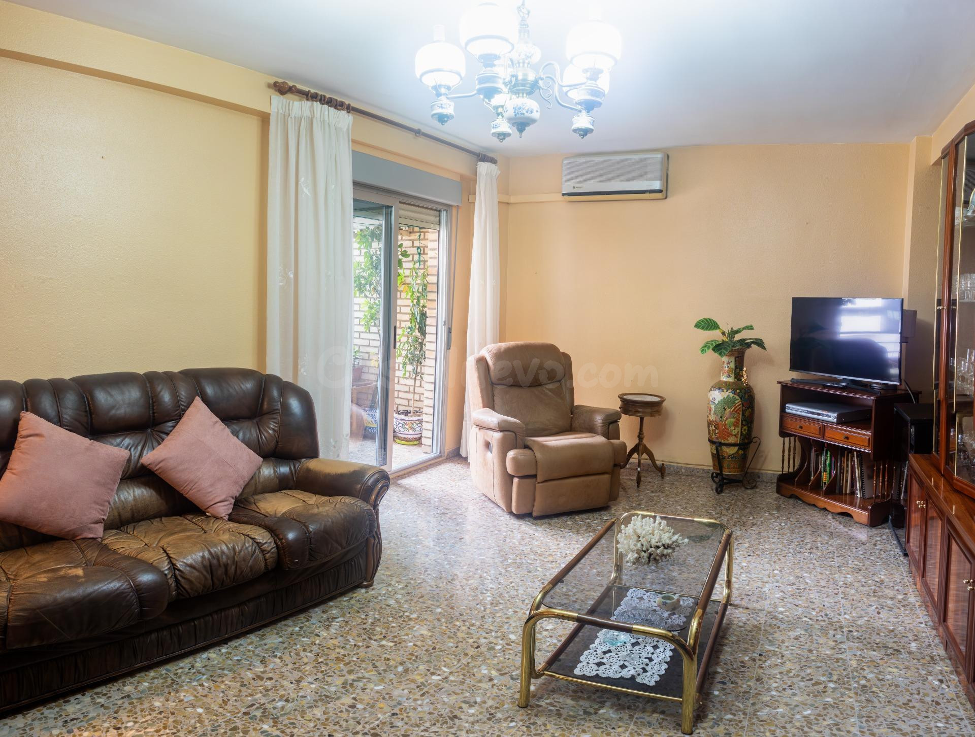 Espacioso hogar familiar con parking y cochera: listo para e - foto 5