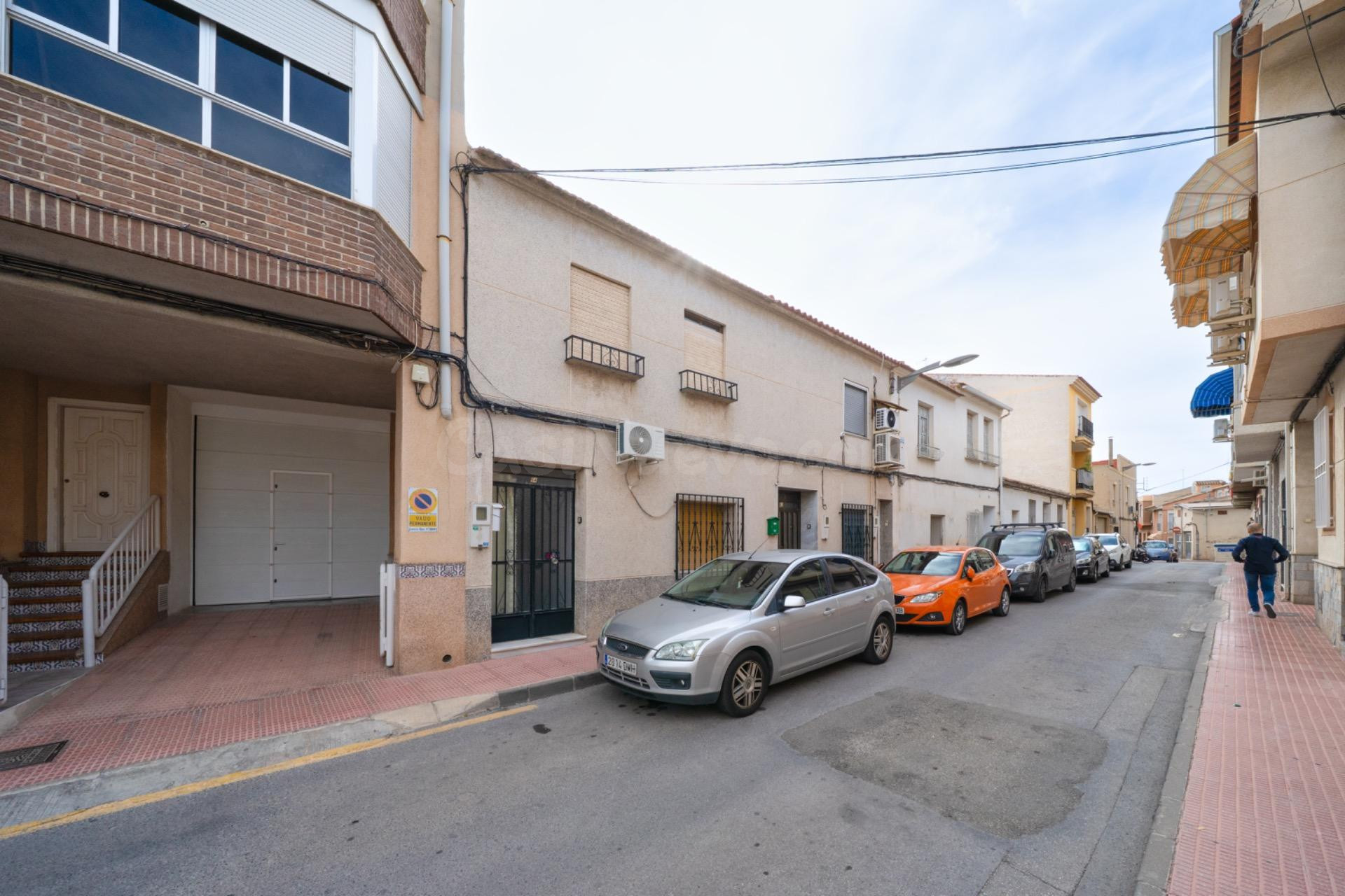 Amplia y Luminosa Casa en el Encantador Barrio del Carmen - foto 2